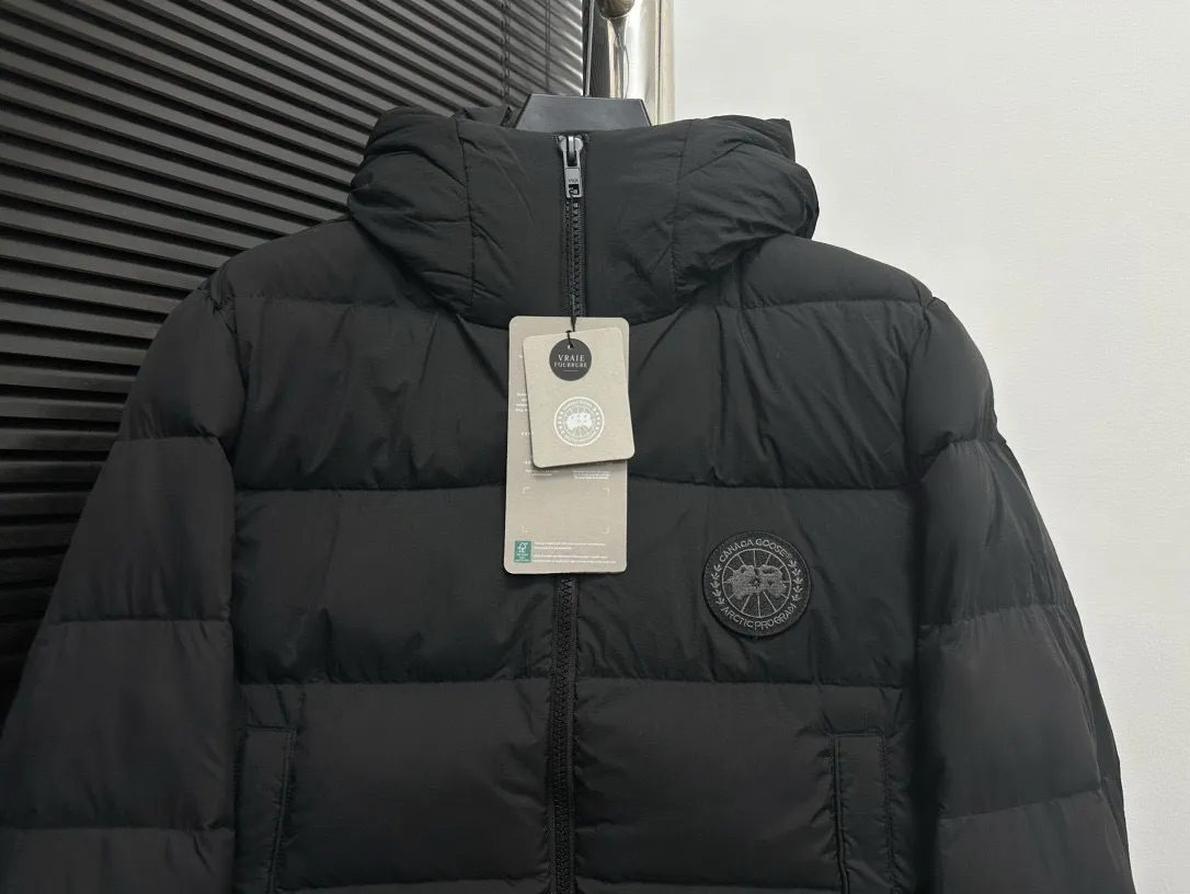 P850 𝘾𝘼𝙉𝘼𝘿𝘼 𝙂𝙊𝙊𝙎𝙀 Canada Goose Ouyang Nana second generation same style hooded couple down jacket! Goose down jacket has always been a popular element of fashion, loved by experts from all walks of life! Fashionable hooded cut, high-end customer-supplied fine goose down, high resilience, smooth zipper, strong and firm. Pockets on both sides can store small items, free your hands, and you can go out without worries. 90% white goose down filling. Black light puff style. Size: XS S M L XL XXL Color: black